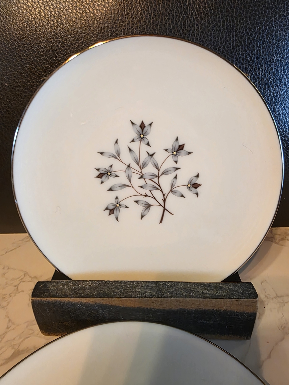 Vintage Minimalist Floral Bread Plate – Gray Botanical Design with Gold Trim